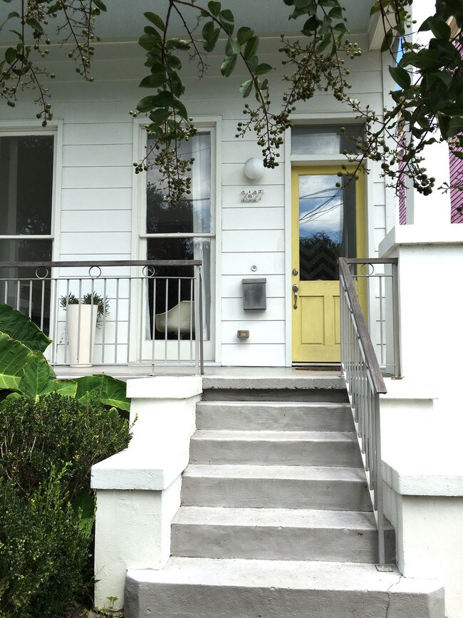 Porche delantero - 2827 Lepage St