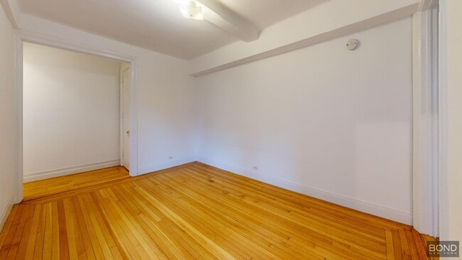 Building Photo - 325 W 77th St