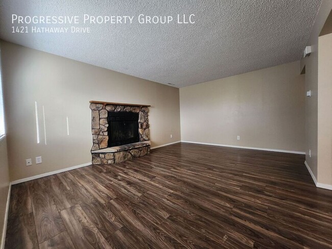Foto del edificio - 1421 Hathaway Dr