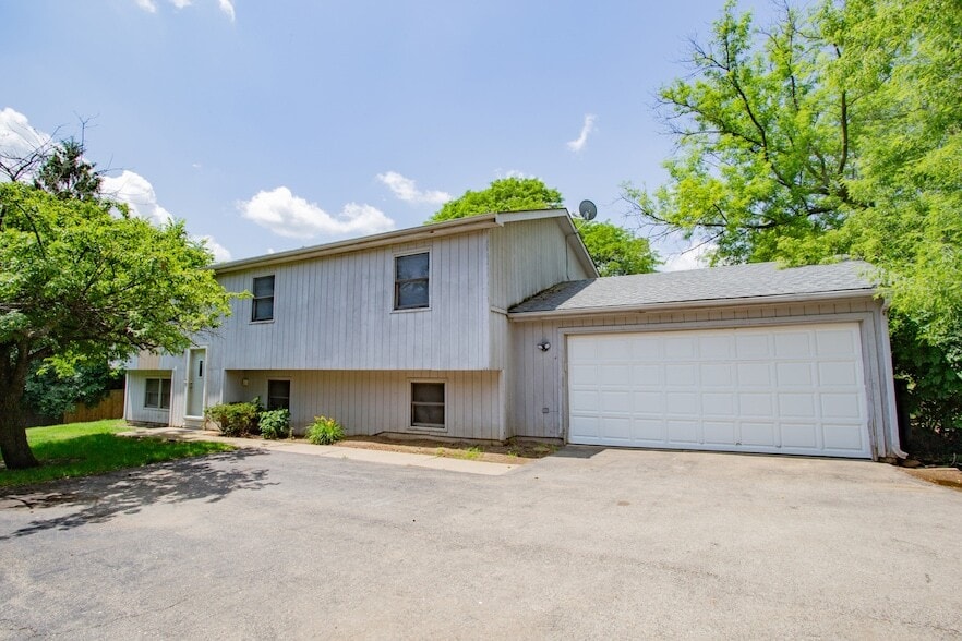 Primary Photo - 213 W Winchester Rd