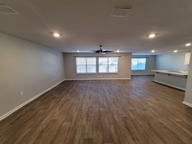 Building Photo - Spacious 4 bedroom 2 bath home w/2 car gar...