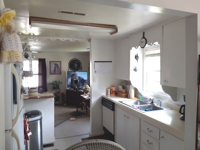 Building Photo - Cozy Home