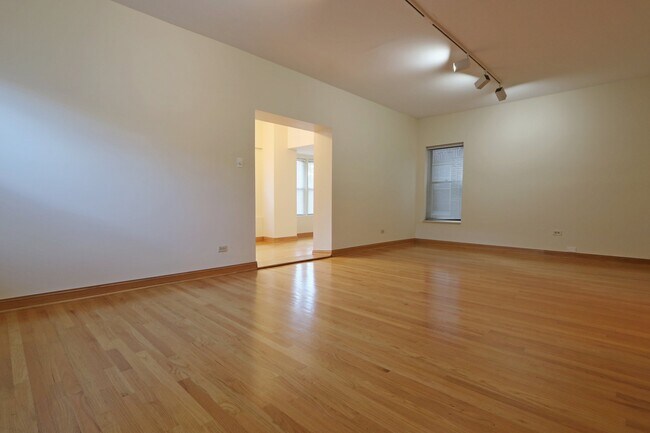 Building Photo - 918 W Buena Ave