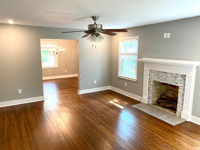 Building Photo - Charming Home Located in Cotswold Neighbor...