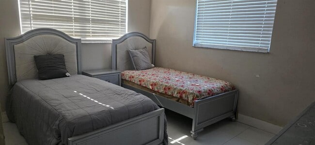 Foto del edificio - 896 SW 64th Ter