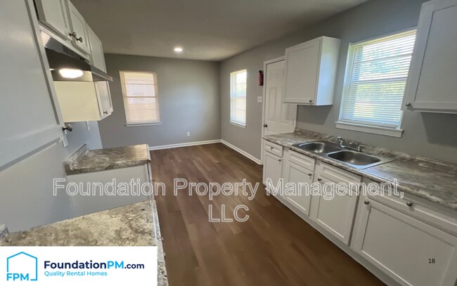 Building Photo - 1614 Buxton Rd