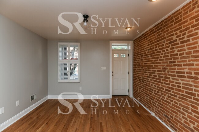 Building Photo - Brick 2 BR, 2 BA Townhome