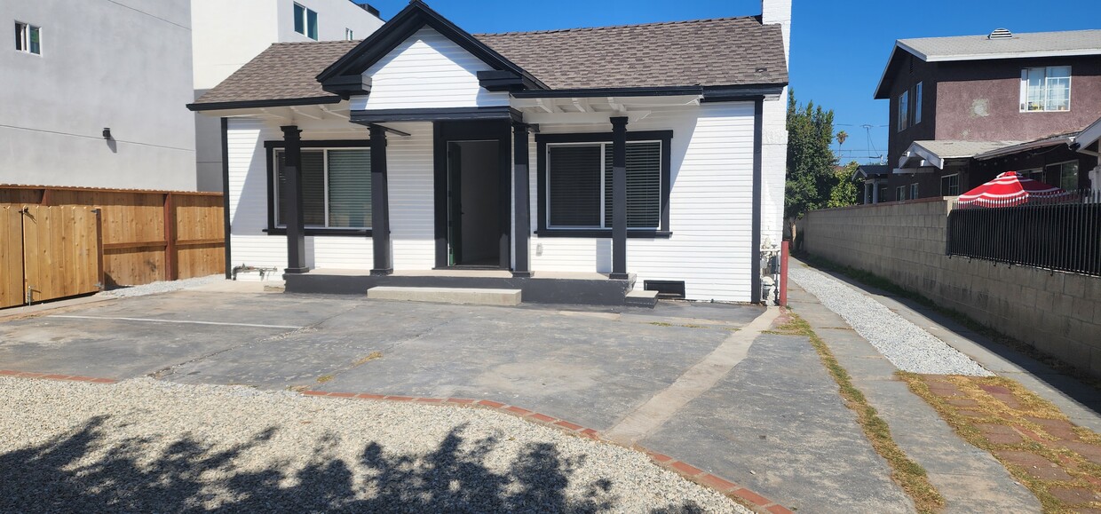 Foto principal - 950 N Kingsley Dr
