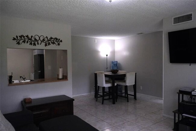 Foto del edificio - 10002 Winding Lake Rd