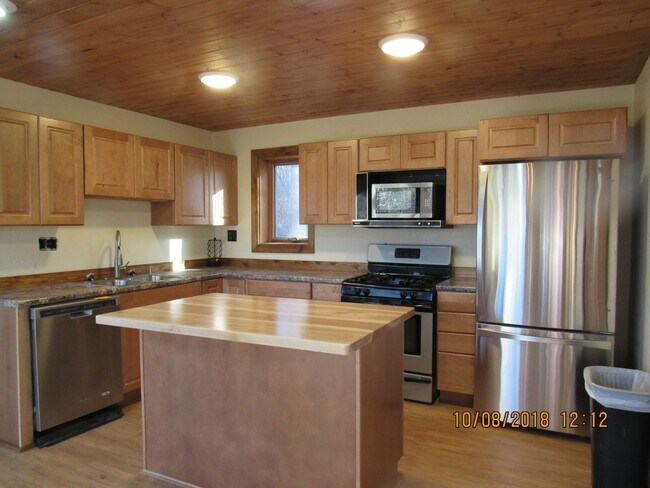 Building Photo - Beautiful tri-level home in Fairbanks for ...