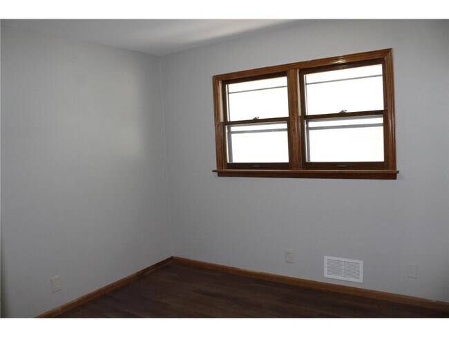 Building Photo - 747 Tuscarora Ave W