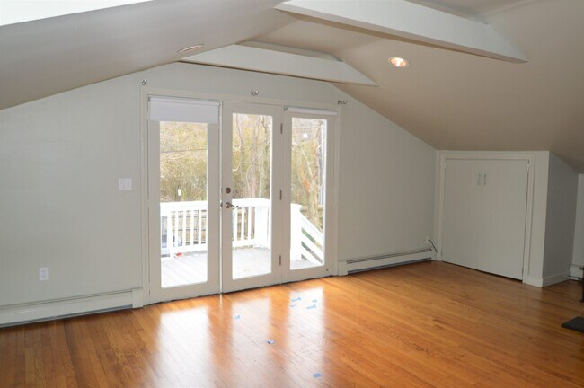 Building Photo - 571 Bellevue Ave