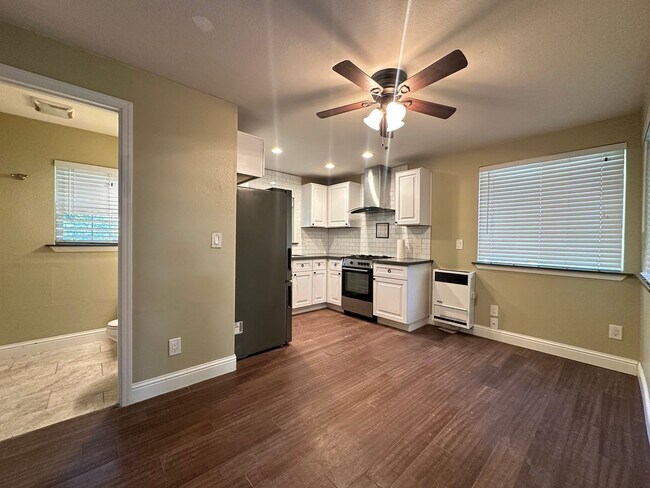 Building Photo - Adorable One Bedroom in Camino!