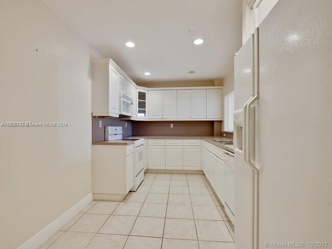 Building Photo - 151 Crandon Blvd