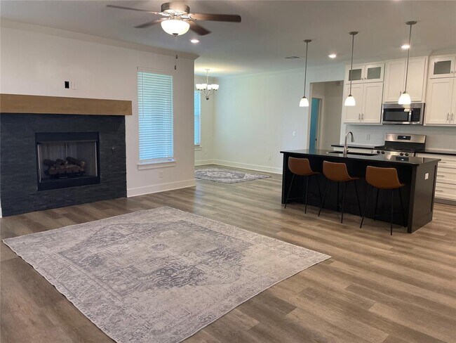 Foto del edificio - 1325 Monterey Dr