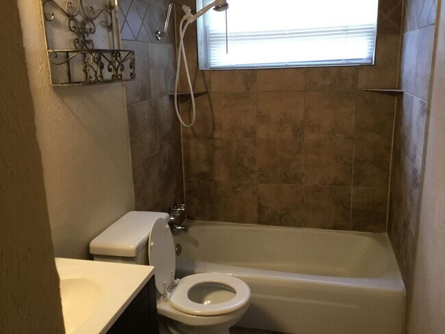 Building Photo - 3 Bedroom 1 Bath - Coming Soon!