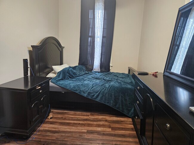 Dormitorio - 405 N Perry St