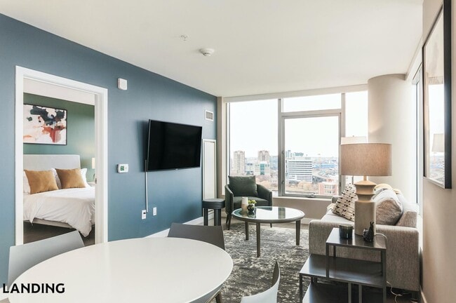 Building Photo - 513 S Damen Ave