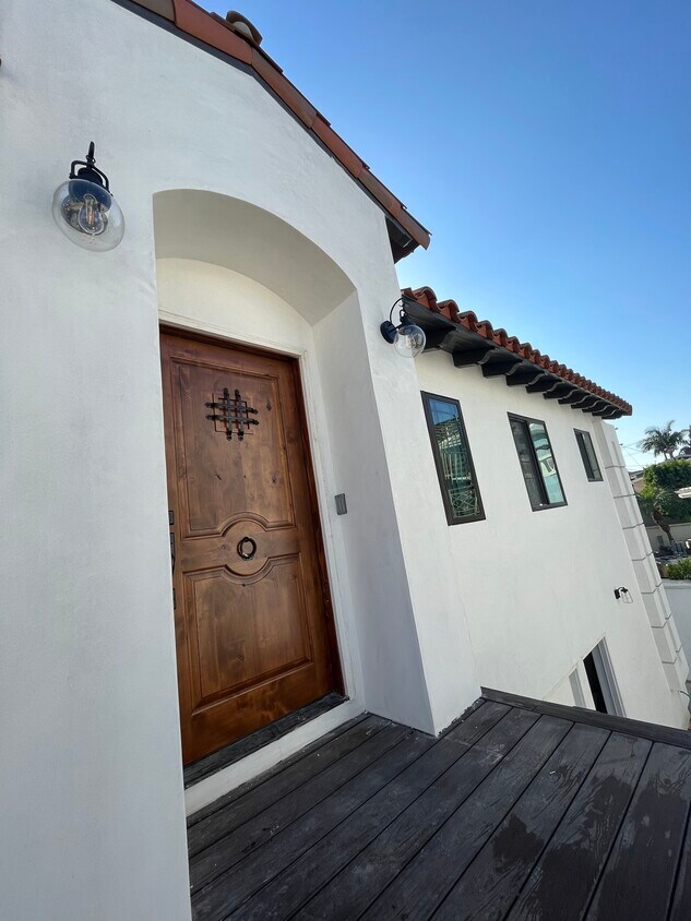 Front Entry - 318 Roycroft Ave