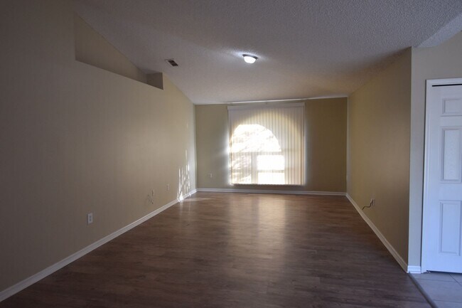 Building Photo - 1755 McFarlane Ave