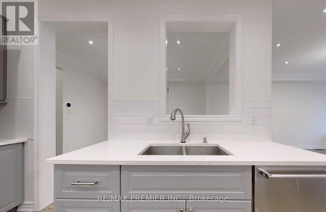 Building Photo - 422 Lady Nadia Dr