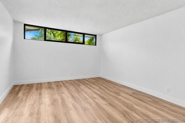 Building Photo - 3750 Victoria Dr