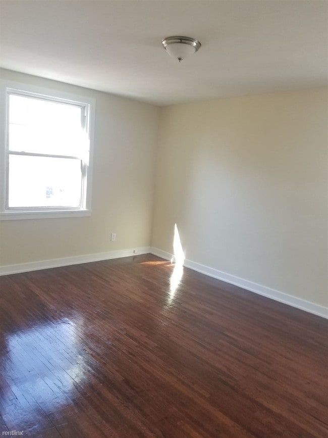 Building Photo - 2 br, 1.5 bath  - 12 Hilltop Rd 1L