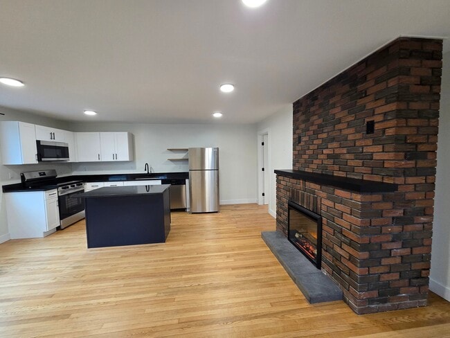 Building Photo - 20 Poirier Pl