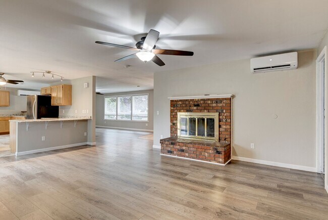 Foto del edificio - Updated 3 Bedroom, 2 Bath Home with Spacio...