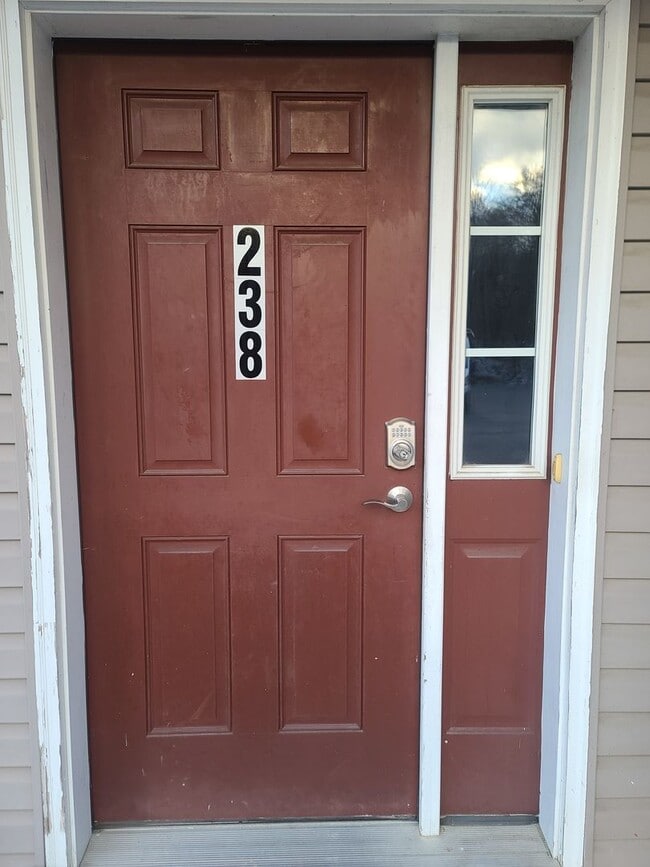 Building Photo - 3 bedroom,  2 1/2 bath town home in Waynesboro PA