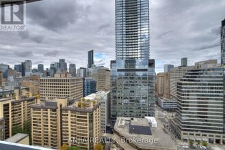 Building Photo - 280 Dundas St W