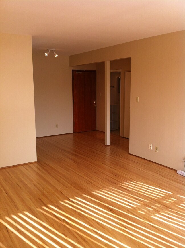 Photo du bâtiment - Macdonald Manor - 1BR 1BA