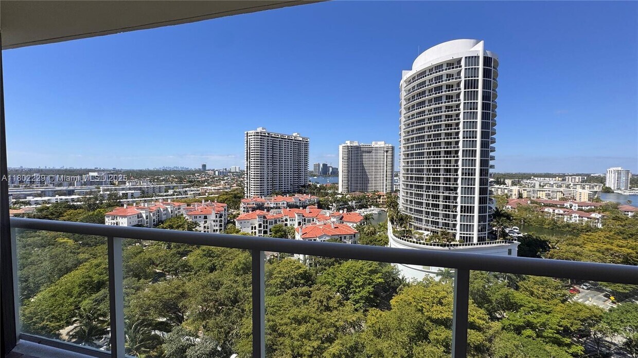 Foto principal - 4000 Island Blvd