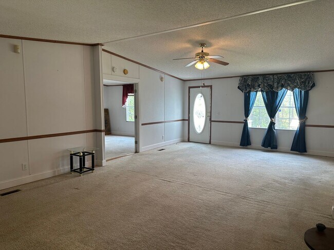 Foto del edificio - 4 bedroom 2 bathroom spacious home!