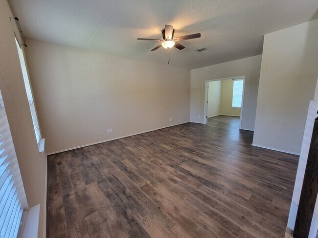 Foto del edificio - Charming 4 beds 2 baths in San Antonio!