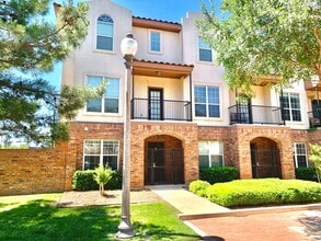 Building Photo - 2105 Main St