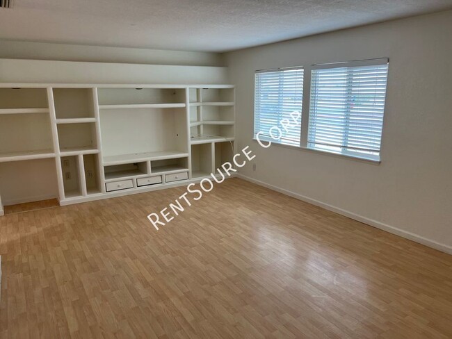 Foto del edificio - 2 Bedroom Duplex For Rent in Barstow