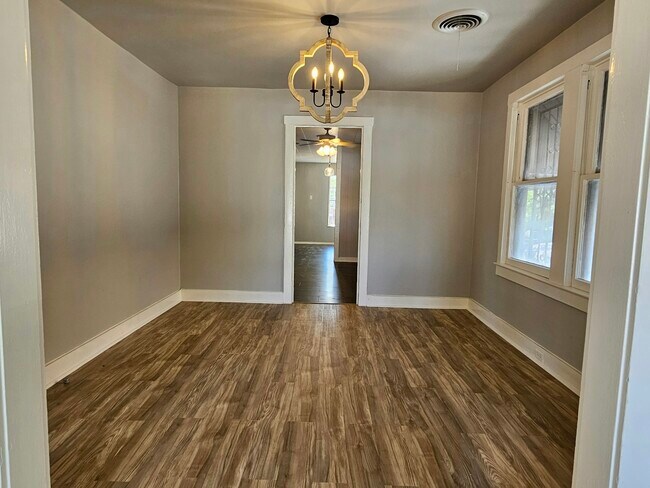 Foto del edificio - 3214 W Travis St