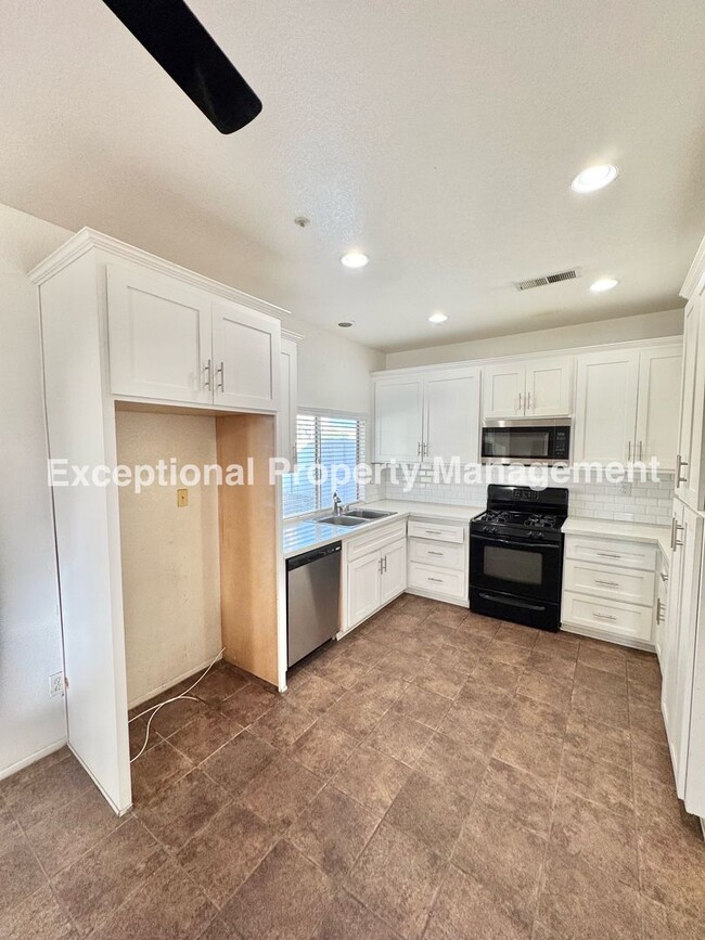 Foto del edificio - Ready to move in 3 bed 3 bath home!