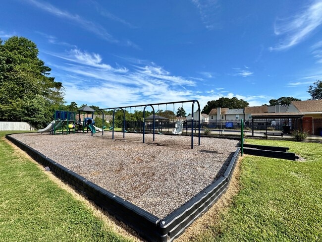 Foto del edificio - Glenleigh 1st-time Rental! Pet-Friendly, End-Unit Townhome, Cul-De-Sac with HUGE fenced backyard!