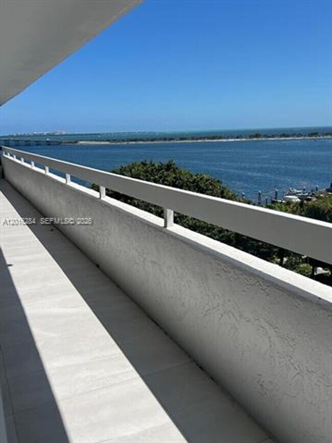 Foto del edificio - 1627 Brickell Ave
