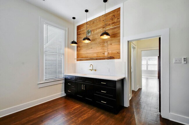 Foto del edificio - 423 W Woodlawn Ave