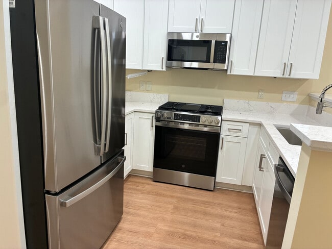 Building Photo - Room in Townhome on Windermere Dr