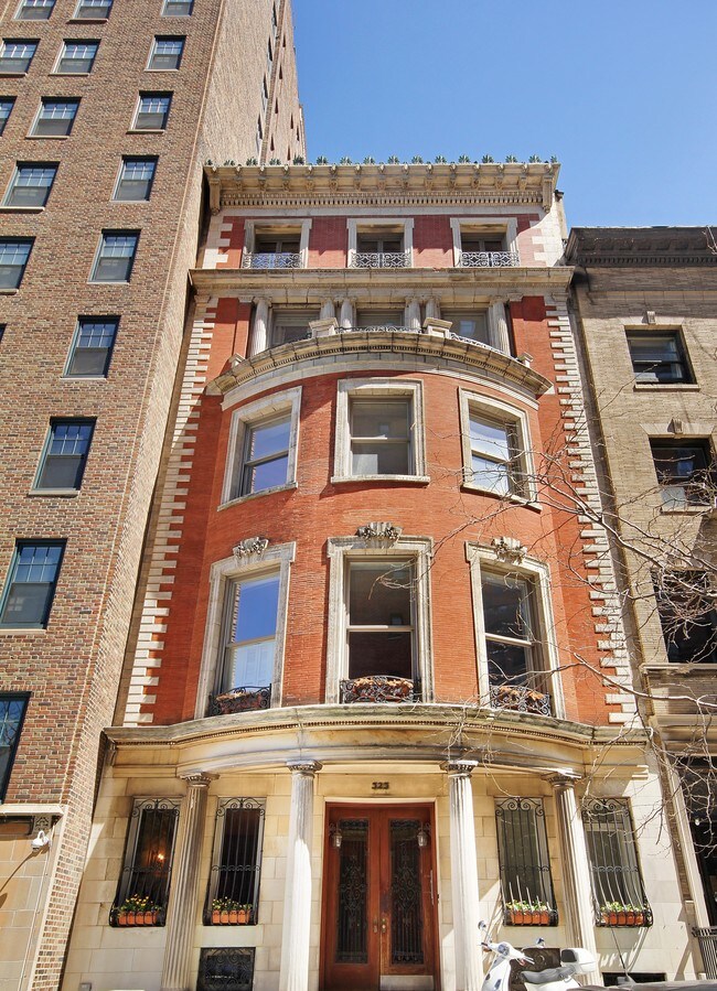 Building Photo - 323 W 74th St