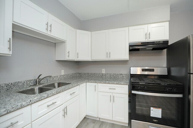 Foto del edificio - 8127 Colonial Ln