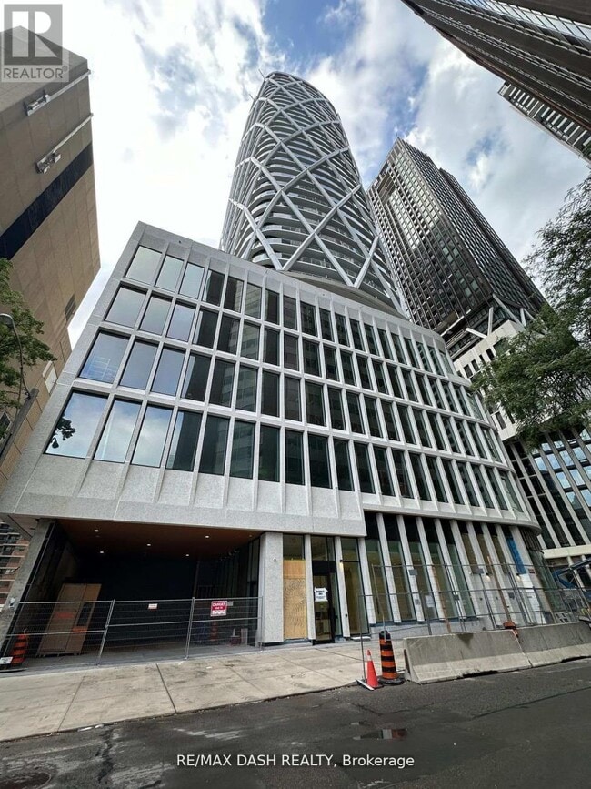 Building Photo - 230 Simcoe St