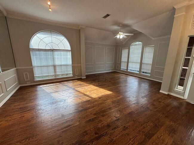 Building Photo - 2921 Meadow Glen Dr