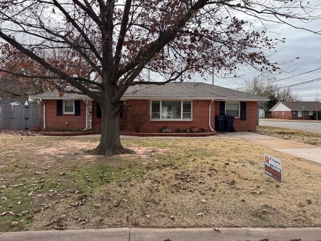 Building Photo - 2 bed 2 bad!  New paint, new flooring, new range, fenced yard!