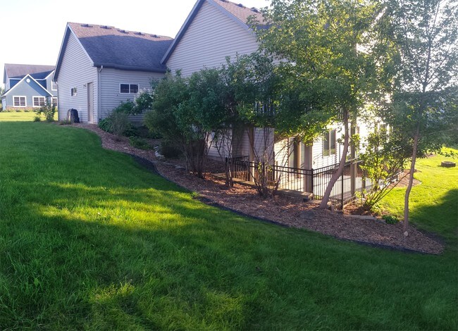 Building Photo - 1209 Lone Pine Dr SW