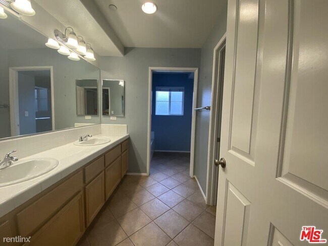 Building Photo - 3 br, 3 bath House - 15037 Roxford St Unit 7